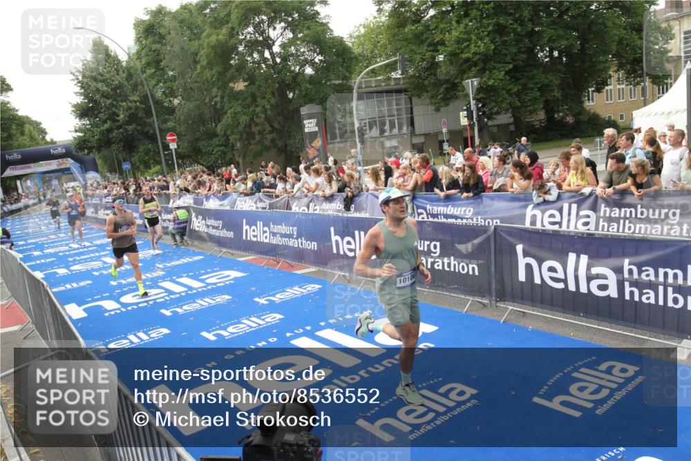 29.06.2025 - hella hamburg halbmarathon Michael Strokosch http://msf.ph/oto/8536552 29.06.2025 10:28:05 Ziel  meine-sportfotos.de