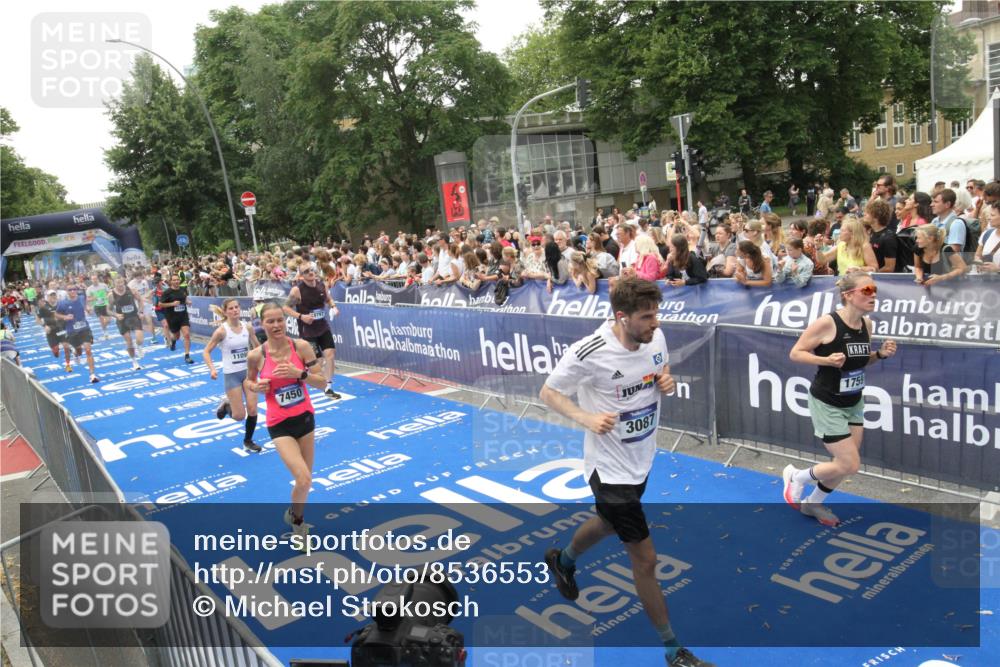 29.06.2025 - hella hamburg halbmarathon Michael Strokosch http://msf.ph/oto/8536553 29.06.2025 10:46:17 Ziel  meine-sportfotos.de