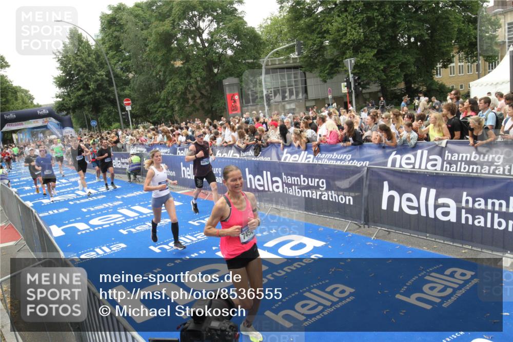 29.06.2025 - hella hamburg halbmarathon Michael Strokosch http://msf.ph/oto/8536555 29.06.2025 10:46:18 Ziel  meine-sportfotos.de