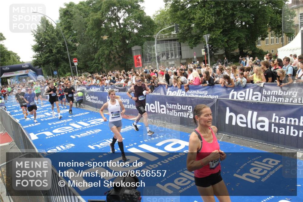 29.06.2025 - hella hamburg halbmarathon Michael Strokosch http://msf.ph/oto/8536557 29.06.2025 10:46:18 Ziel  meine-sportfotos.de