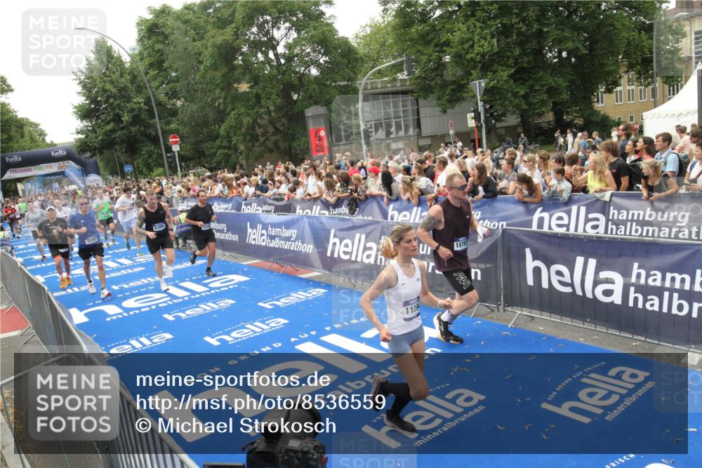 29.06.2025 - hella hamburg halbmarathon Michael Strokosch http://msf.ph/oto/8536559 29.06.2025 10:46:19 Ziel  meine-sportfotos.de