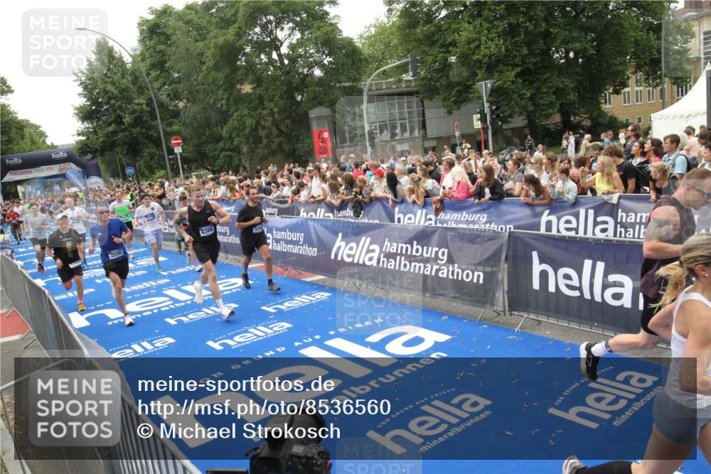 29.06.2025 - hella hamburg halbmarathon Michael Strokosch http://msf.ph/oto/8536560 29.06.2025 10:46:19 Ziel  meine-sportfotos.de