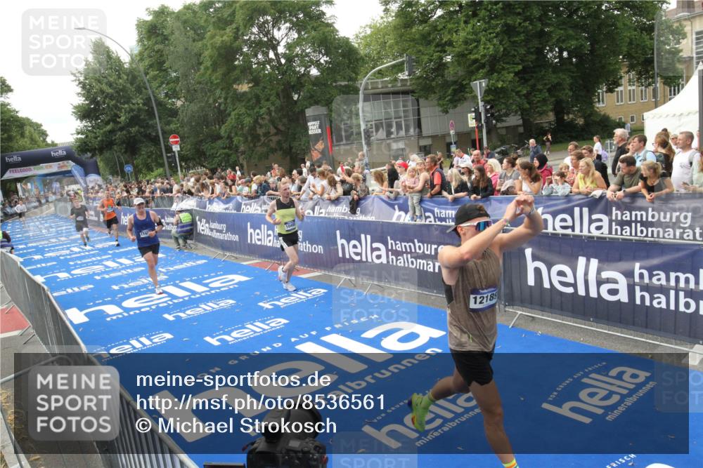 29.06.2025 - hella hamburg halbmarathon Michael Strokosch http://msf.ph/oto/8536561 29.06.2025 10:28:06 Ziel  meine-sportfotos.de