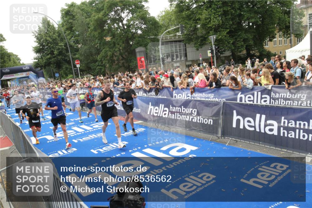 29.06.2025 - hella hamburg halbmarathon Michael Strokosch http://msf.ph/oto/8536562 29.06.2025 10:46:20 Ziel  meine-sportfotos.de