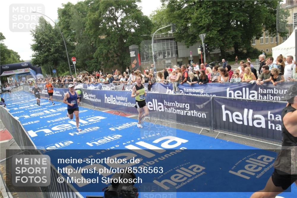 29.06.2025 - hella hamburg halbmarathon Michael Strokosch http://msf.ph/oto/8536563 29.06.2025 10:28:07 Ziel  meine-sportfotos.de