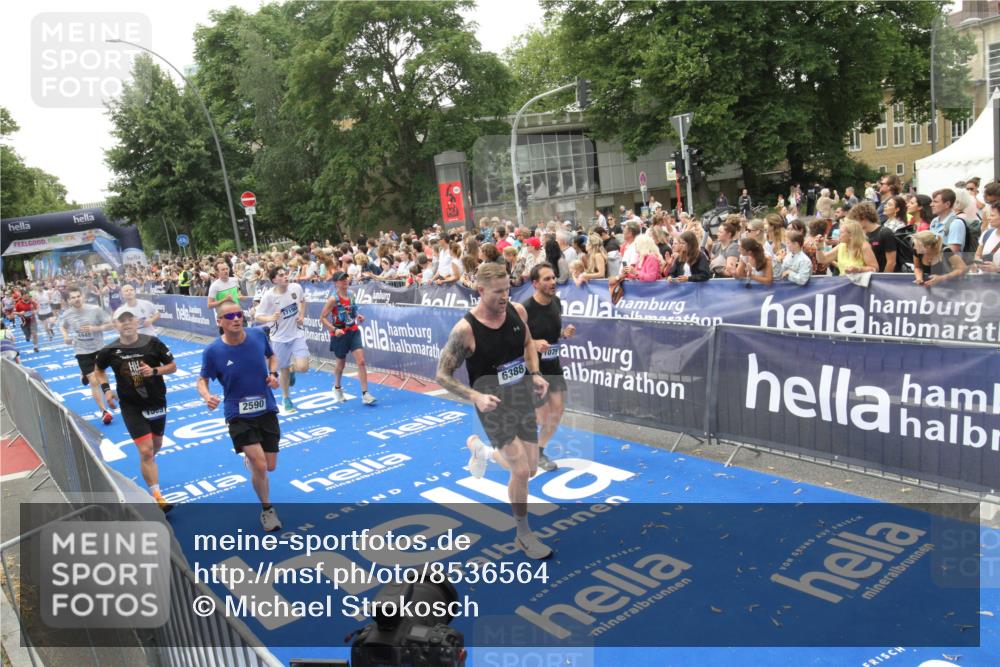 29.06.2025 - hella hamburg halbmarathon Michael Strokosch http://msf.ph/oto/8536564 29.06.2025 10:46:20 Ziel  meine-sportfotos.de