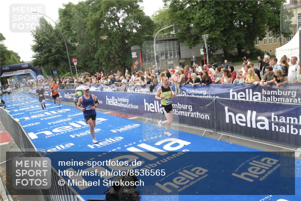 29.06.2025 - hella hamburg halbmarathon Michael Strokosch http://msf.ph/oto/8536565 29.06.2025 10:28:07 Ziel  meine-sportfotos.de