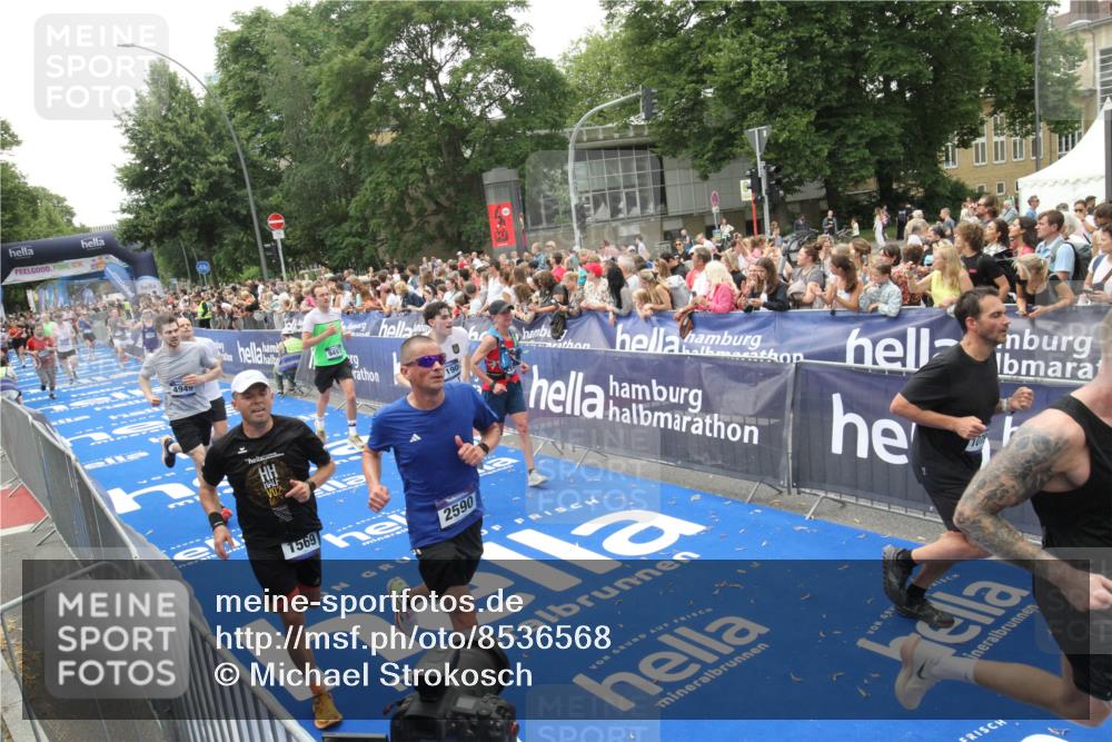 29.06.2025 - hella hamburg halbmarathon Michael Strokosch http://msf.ph/oto/8536568 29.06.2025 10:46:21 Ziel  meine-sportfotos.de