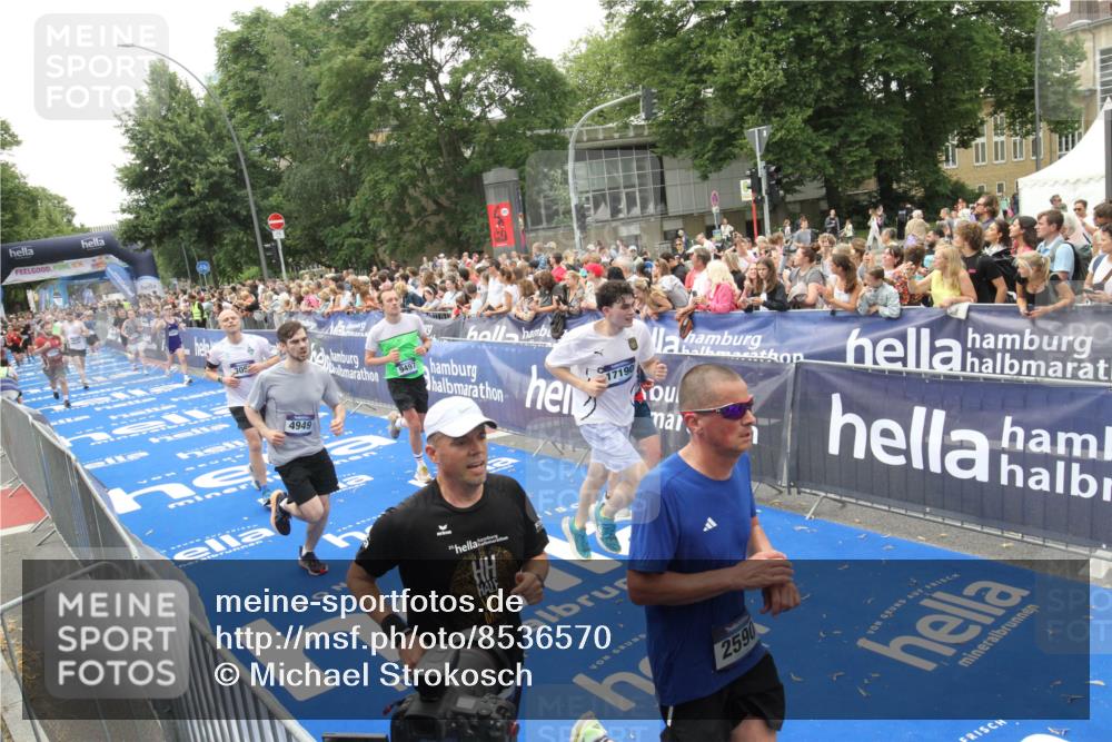 29.06.2025 - hella hamburg halbmarathon Michael Strokosch http://msf.ph/oto/8536570 29.06.2025 10:46:22 Ziel  meine-sportfotos.de