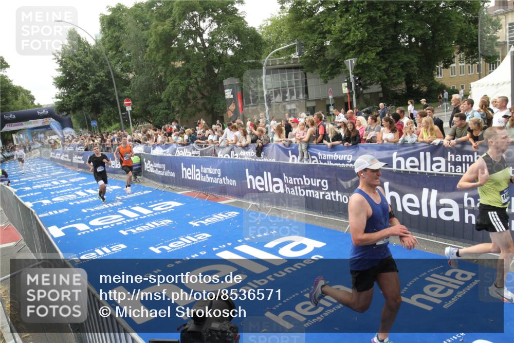29.06.2025 - hella hamburg halbmarathon Michael Strokosch http://msf.ph/oto/8536571 29.06.2025 10:28:08 Ziel  meine-sportfotos.de