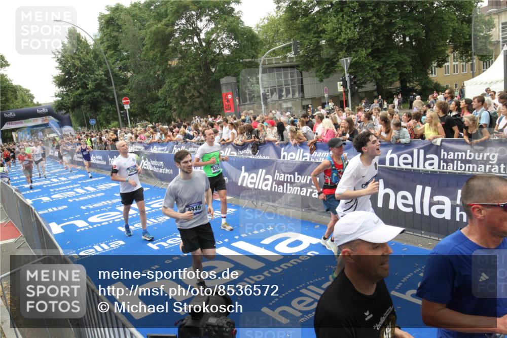 29.06.2025 - hella hamburg halbmarathon Michael Strokosch http://msf.ph/oto/8536572 29.06.2025 10:46:22 Ziel  meine-sportfotos.de