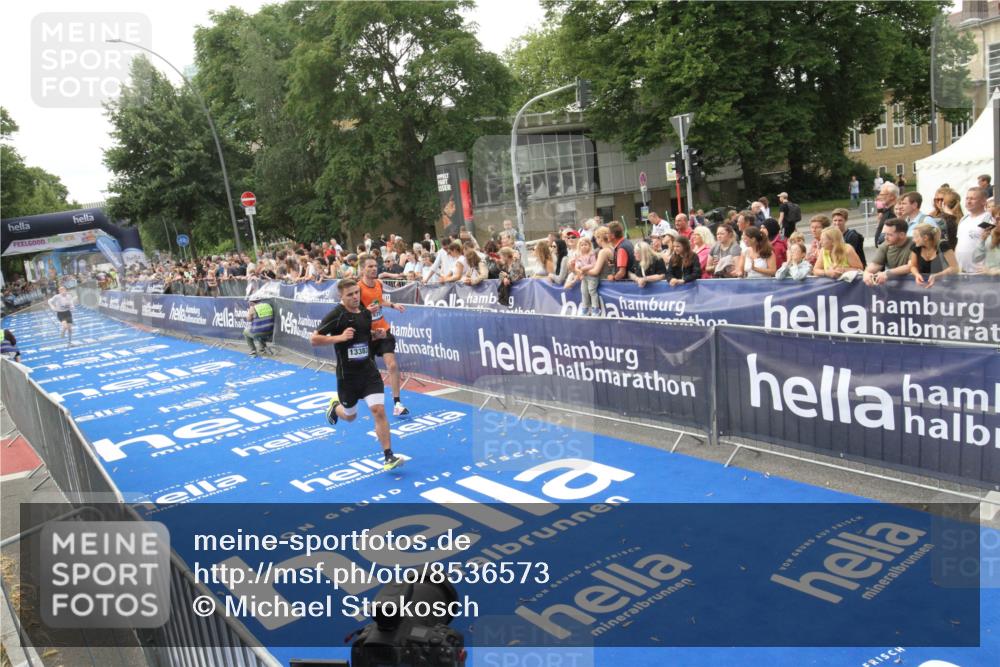 29.06.2025 - hella hamburg halbmarathon Michael Strokosch http://msf.ph/oto/8536573 29.06.2025 10:28:09 Ziel  meine-sportfotos.de