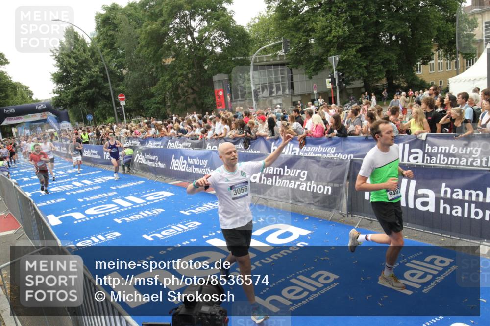 29.06.2025 - hella hamburg halbmarathon Michael Strokosch http://msf.ph/oto/8536574 29.06.2025 10:46:23 Ziel  meine-sportfotos.de
