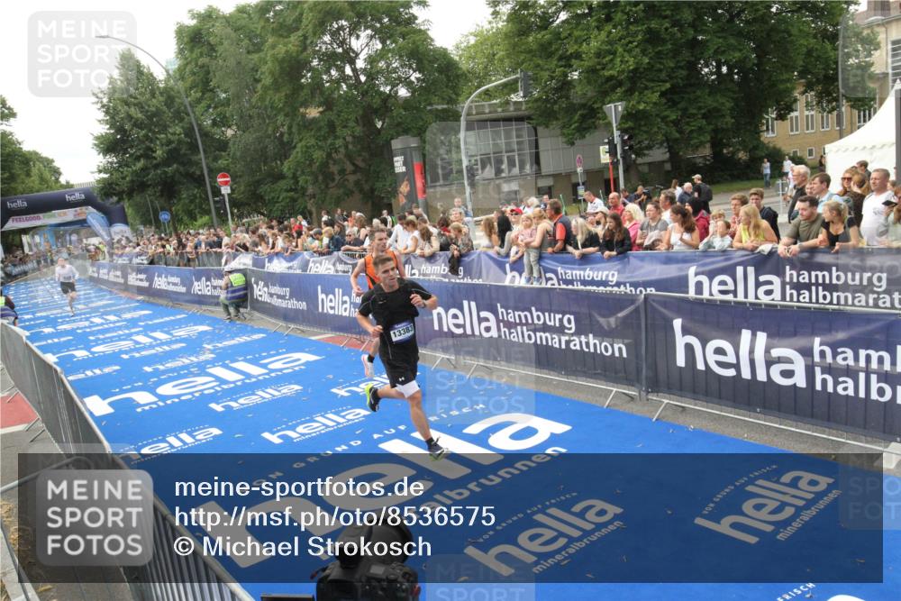 29.06.2025 - hella hamburg halbmarathon Michael Strokosch http://msf.ph/oto/8536575 29.06.2025 10:28:10 Ziel  meine-sportfotos.de