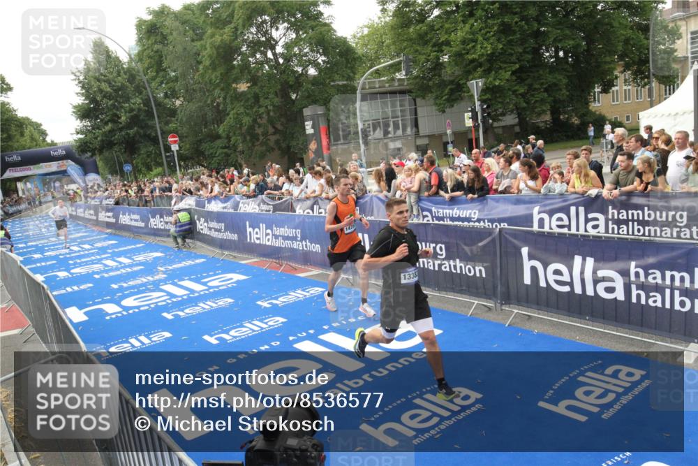 29.06.2025 - hella hamburg halbmarathon Michael Strokosch http://msf.ph/oto/8536577 29.06.2025 10:28:10 Ziel  meine-sportfotos.de