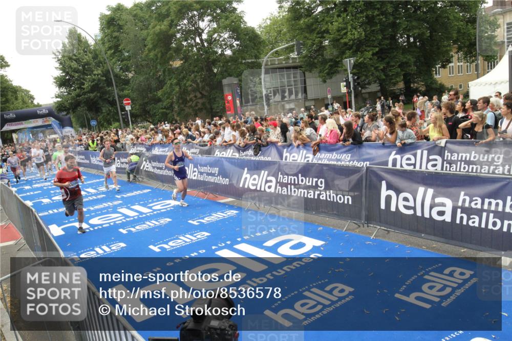 29.06.2025 - hella hamburg halbmarathon Michael Strokosch http://msf.ph/oto/8536578 29.06.2025 10:46:24 Ziel  meine-sportfotos.de