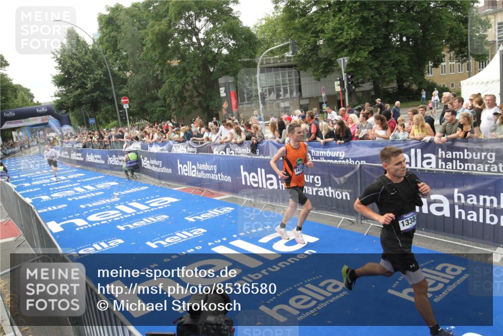 29.06.2025 - hella hamburg halbmarathon Michael Strokosch http://msf.ph/oto/8536580 29.06.2025 10:28:10 Ziel  meine-sportfotos.de