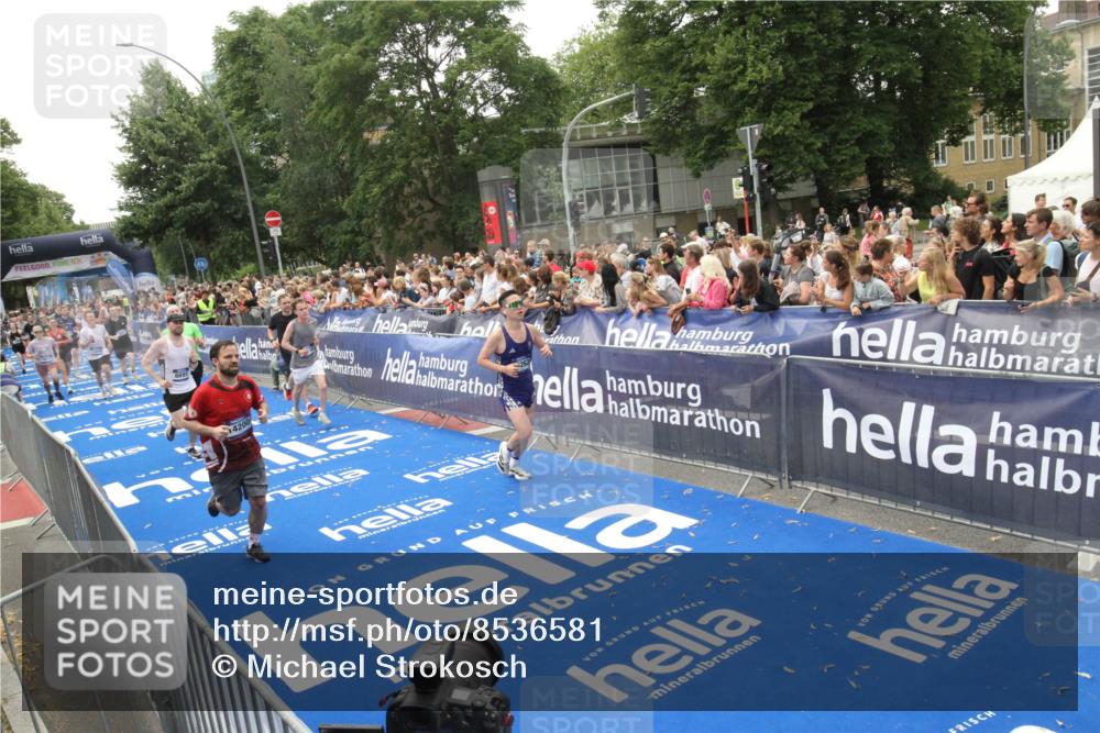 29.06.2025 - hella hamburg halbmarathon Michael Strokosch http://msf.ph/oto/8536581 29.06.2025 10:46:25 Ziel  meine-sportfotos.de