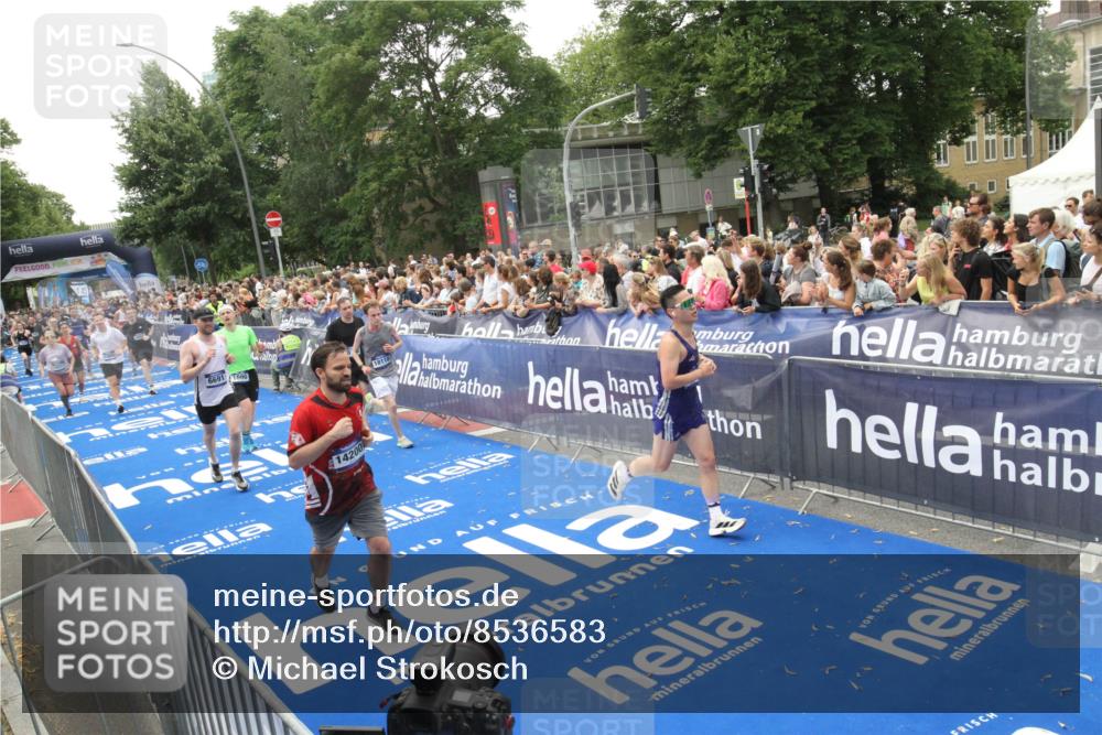 29.06.2025 - hella hamburg halbmarathon Michael Strokosch http://msf.ph/oto/8536583 29.06.2025 10:46:25 Ziel  meine-sportfotos.de