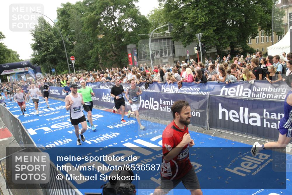 29.06.2025 - hella hamburg halbmarathon Michael Strokosch http://msf.ph/oto/8536587 29.06.2025 10:46:26 Ziel  meine-sportfotos.de
