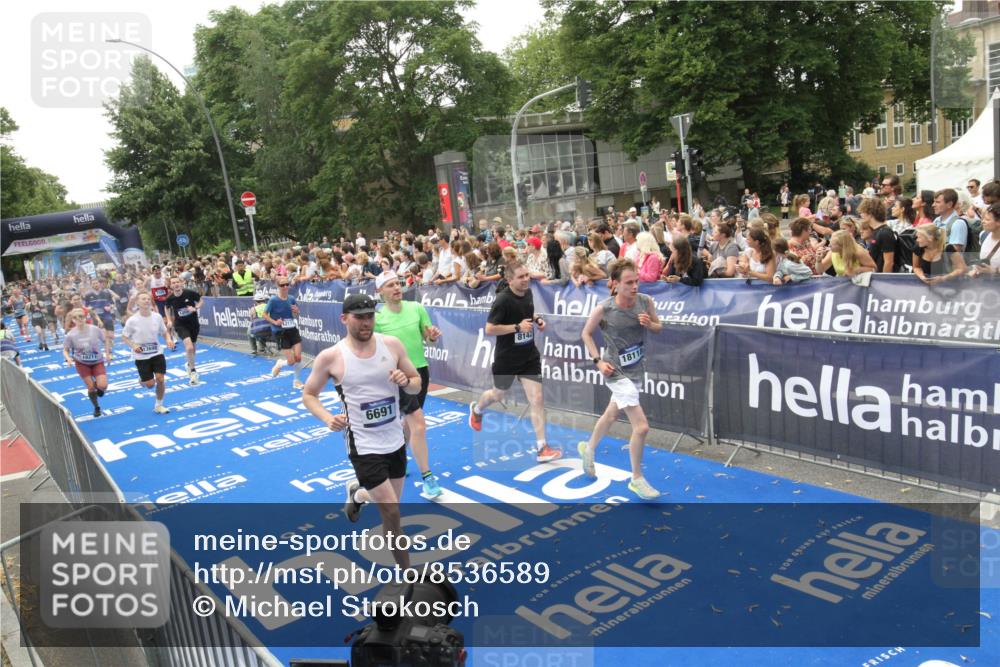 29.06.2025 - hella hamburg halbmarathon Michael Strokosch http://msf.ph/oto/8536589 29.06.2025 10:46:27 Ziel  meine-sportfotos.de