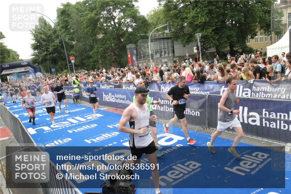 29.06.2025 - hella hamburg halbmarathon Michael Strokosch http://msf.ph/oto/8536591 29.06.2025 10:46:27 Ziel  meine-sportfotos.de