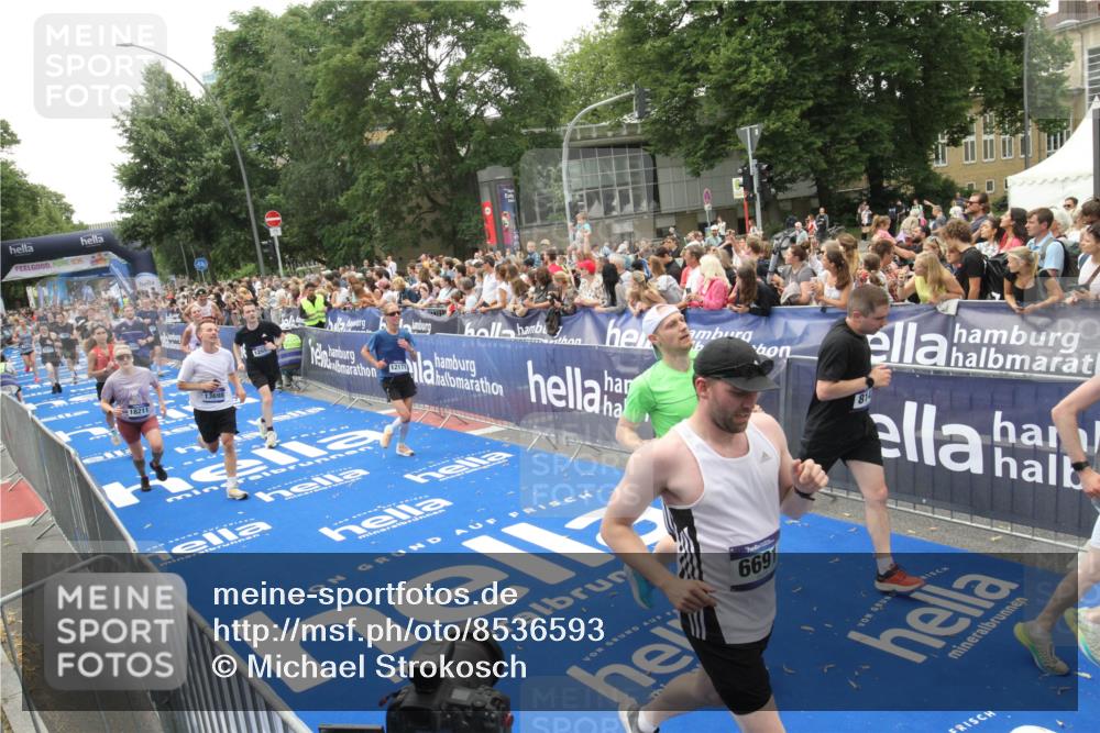 29.06.2025 - hella hamburg halbmarathon Michael Strokosch http://msf.ph/oto/8536593 29.06.2025 10:46:27 Ziel  meine-sportfotos.de