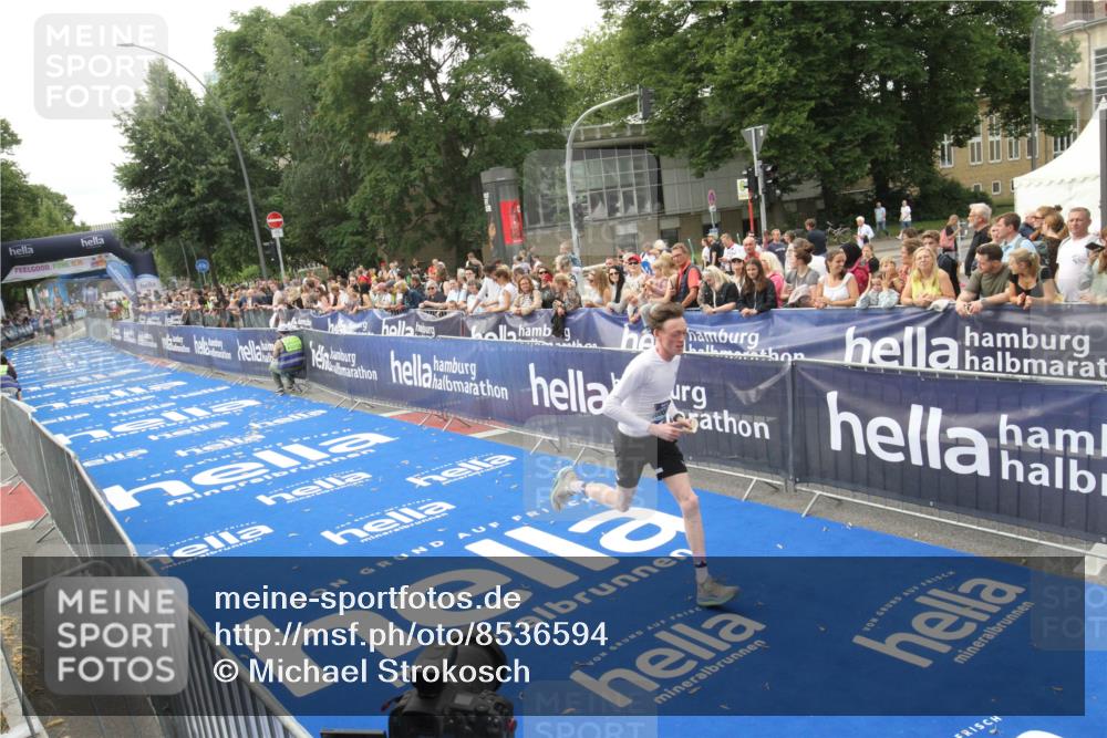 29.06.2025 - hella hamburg halbmarathon Michael Strokosch http://msf.ph/oto/8536594 29.06.2025 10:28:13 Ziel  meine-sportfotos.de