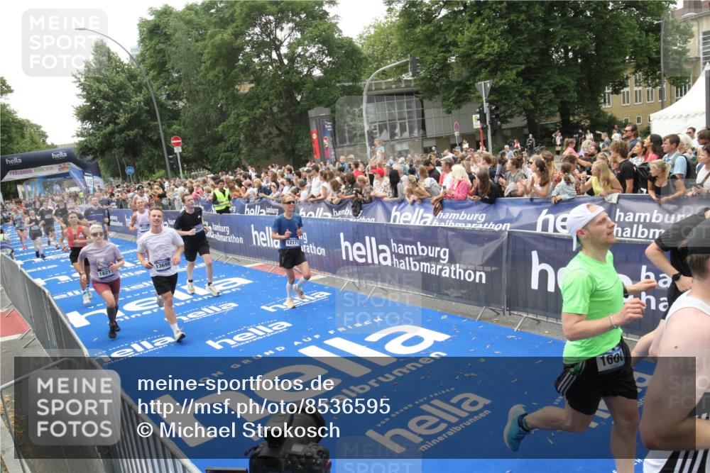 29.06.2025 - hella hamburg halbmarathon Michael Strokosch http://msf.ph/oto/8536595 29.06.2025 10:46:28 Ziel  meine-sportfotos.de