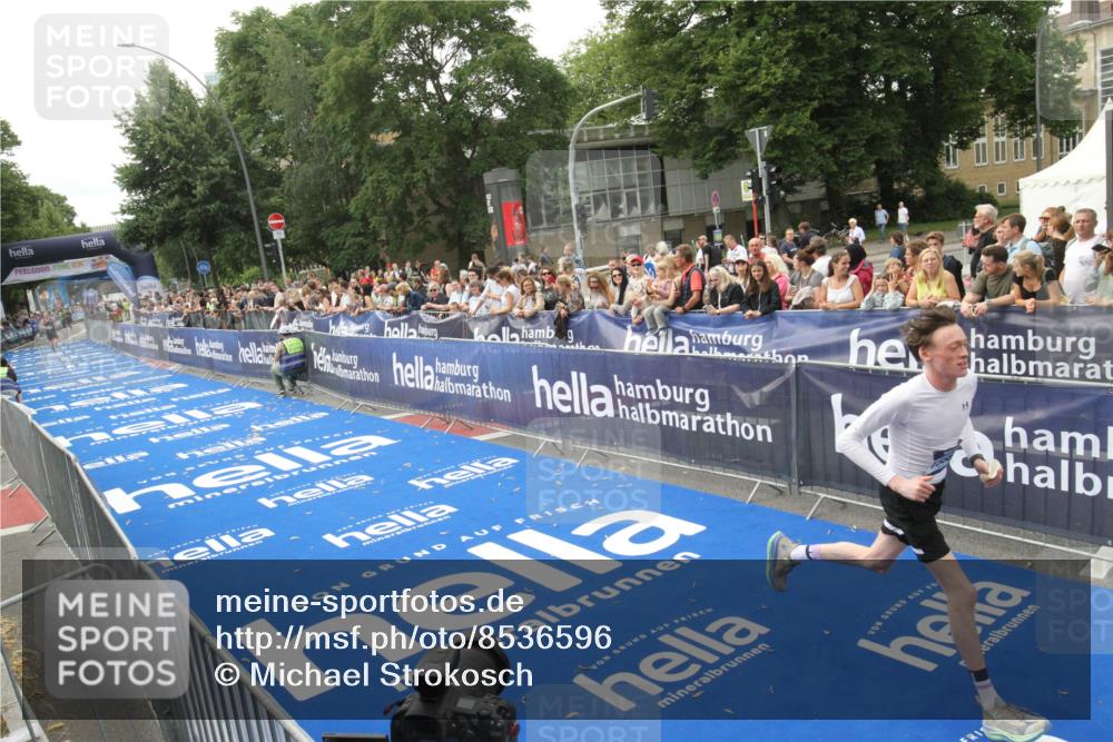 29.06.2025 - hella hamburg halbmarathon Michael Strokosch http://msf.ph/oto/8536596 29.06.2025 10:28:14 Ziel  meine-sportfotos.de