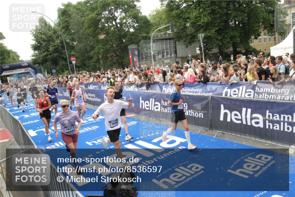 29.06.2025 - hella hamburg halbmarathon Michael Strokosch http://msf.ph/oto/8536597 29.06.2025 10:46:28 Ziel  meine-sportfotos.de