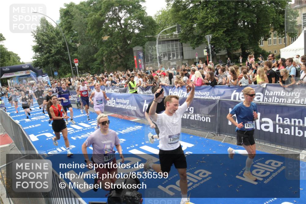 29.06.2025 - hella hamburg halbmarathon Michael Strokosch http://msf.ph/oto/8536599 29.06.2025 10:46:29 Ziel  meine-sportfotos.de