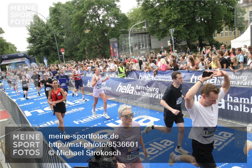 29.06.2025 - hella hamburg halbmarathon Michael Strokosch http://msf.ph/oto/8536601 29.06.2025 10:46:29 Ziel  meine-sportfotos.de