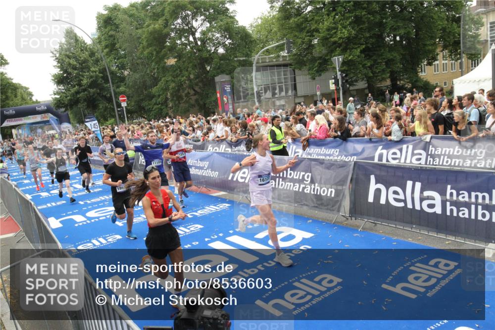 29.06.2025 - hella hamburg halbmarathon Michael Strokosch http://msf.ph/oto/8536603 29.06.2025 10:46:30 Ziel  meine-sportfotos.de