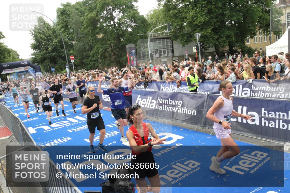 29.06.2025 - hella hamburg halbmarathon Michael Strokosch http://msf.ph/oto/8536605 29.06.2025 10:46:30 Ziel  meine-sportfotos.de