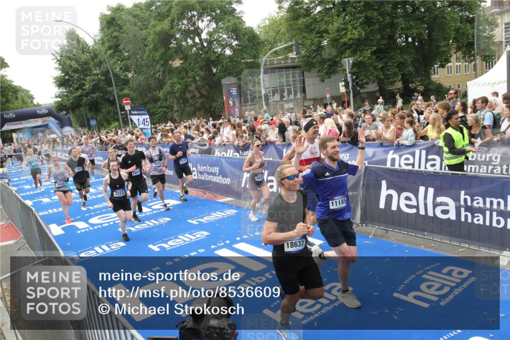 29.06.2025 - hella hamburg halbmarathon Michael Strokosch http://msf.ph/oto/8536609 29.06.2025 10:46:31 Ziel  meine-sportfotos.de