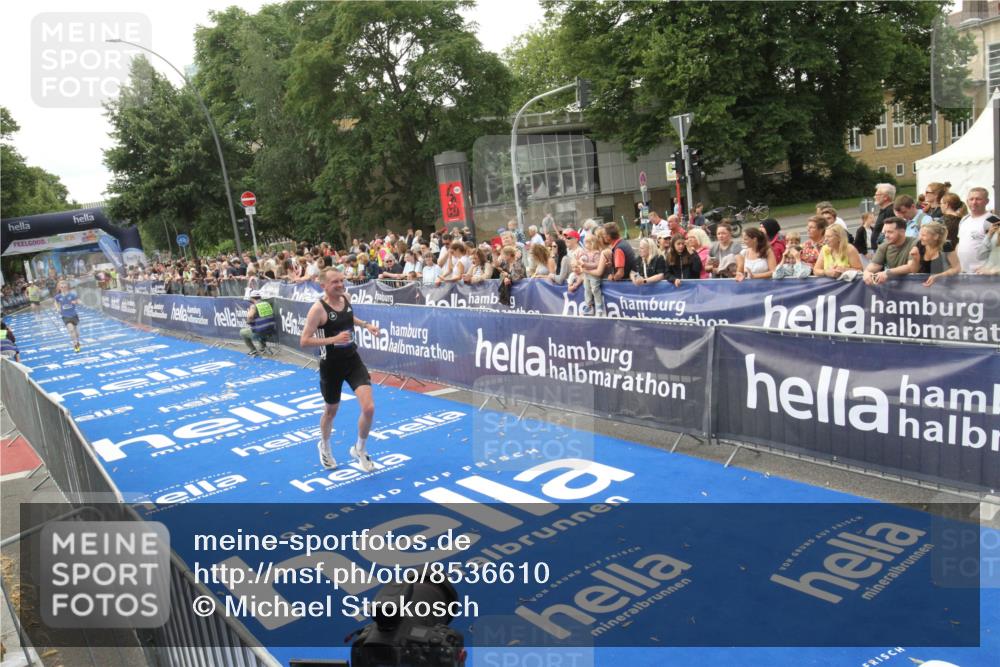 29.06.2025 - hella hamburg halbmarathon Michael Strokosch http://msf.ph/oto/8536610 29.06.2025 10:28:21 Ziel  meine-sportfotos.de
