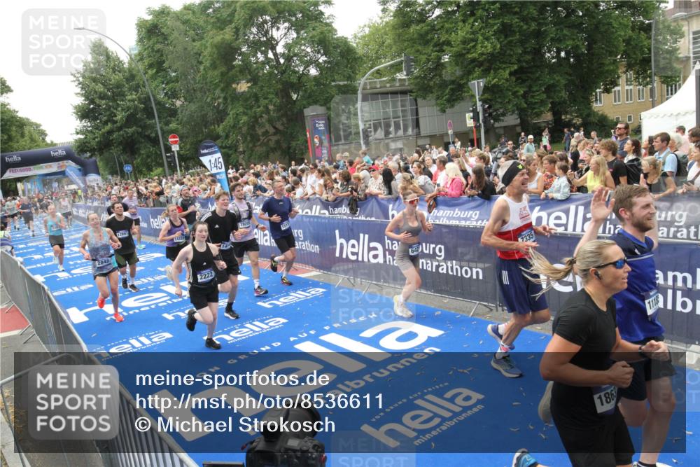 29.06.2025 - hella hamburg halbmarathon Michael Strokosch http://msf.ph/oto/8536611 29.06.2025 10:46:31 Ziel  meine-sportfotos.de