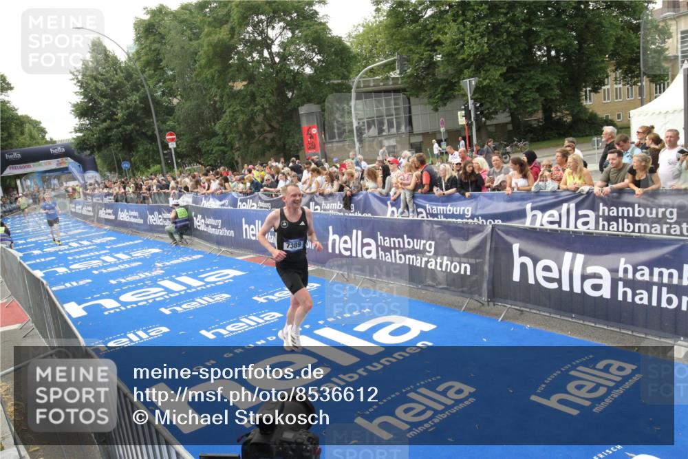 29.06.2025 - hella hamburg halbmarathon Michael Strokosch http://msf.ph/oto/8536612 29.06.2025 10:28:21 Ziel  meine-sportfotos.de