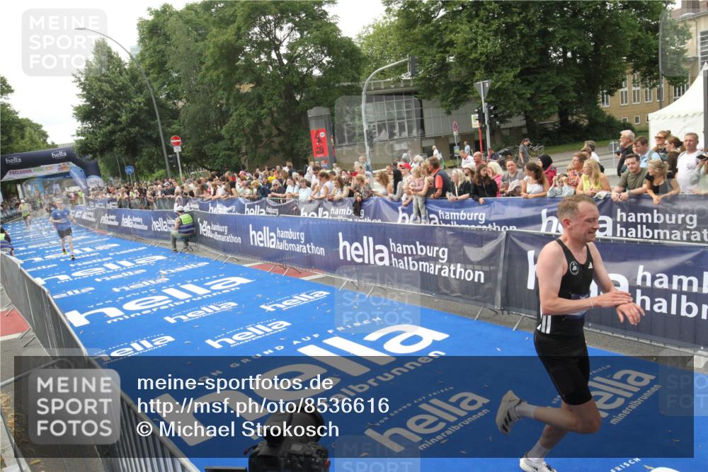 29.06.2025 - hella hamburg halbmarathon Michael Strokosch http://msf.ph/oto/8536616 29.06.2025 10:28:22 Ziel  meine-sportfotos.de