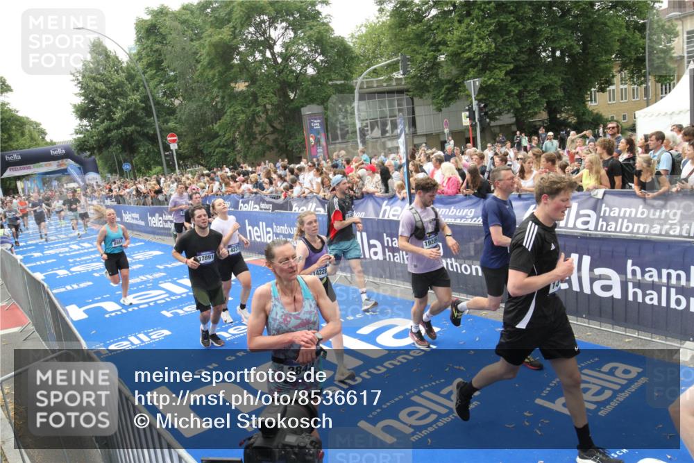 29.06.2025 - hella hamburg halbmarathon Michael Strokosch http://msf.ph/oto/8536617 29.06.2025 10:46:33 Ziel  meine-sportfotos.de