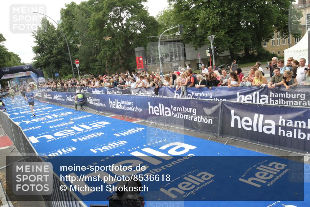 29.06.2025 - hella hamburg halbmarathon Michael Strokosch http://msf.ph/oto/8536618 29.06.2025 10:28:22 Ziel  meine-sportfotos.de