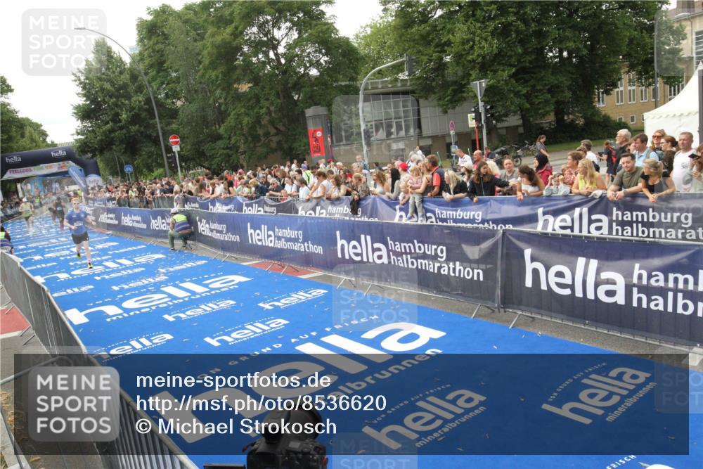 29.06.2025 - hella hamburg halbmarathon Michael Strokosch http://msf.ph/oto/8536620 29.06.2025 10:28:23 Ziel  meine-sportfotos.de