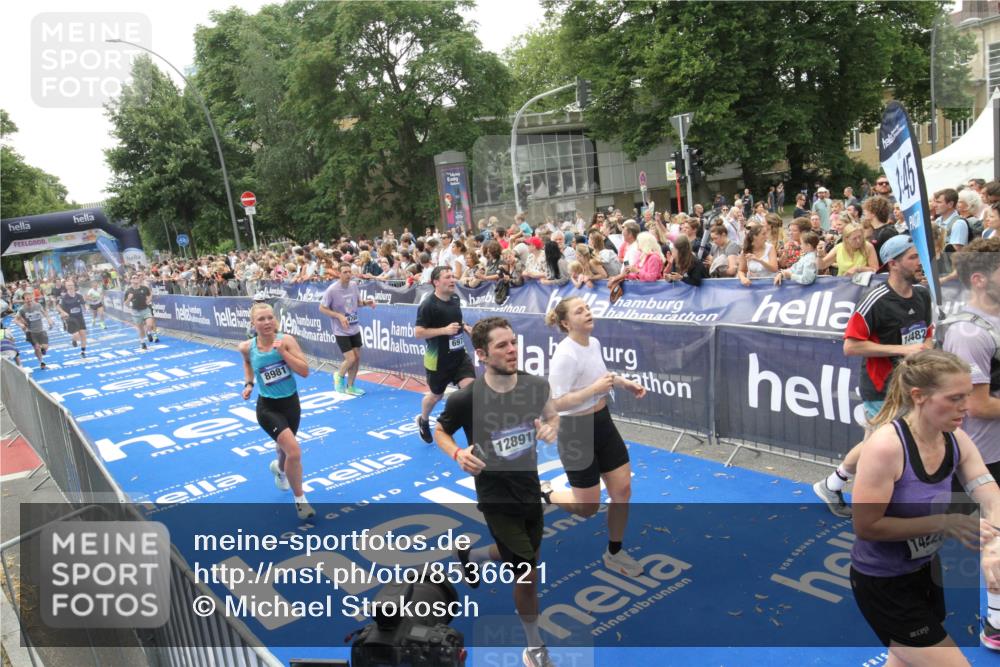 29.06.2025 - hella hamburg halbmarathon Michael Strokosch http://msf.ph/oto/8536621 29.06.2025 10:46:33 Ziel  meine-sportfotos.de