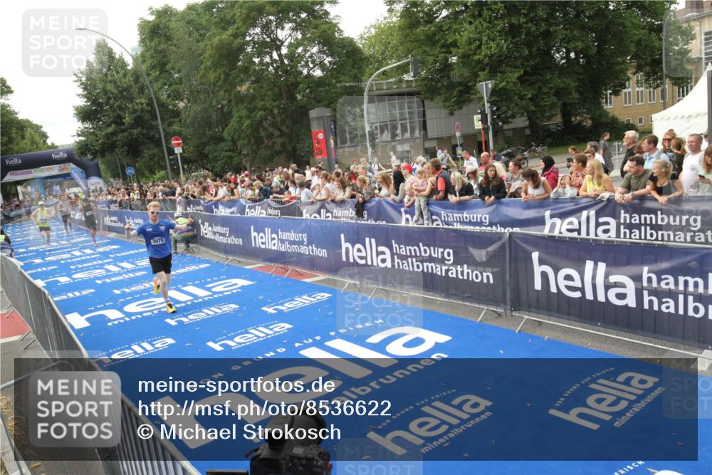 29.06.2025 - hella hamburg halbmarathon Michael Strokosch http://msf.ph/oto/8536622 29.06.2025 10:28:24 Ziel  meine-sportfotos.de