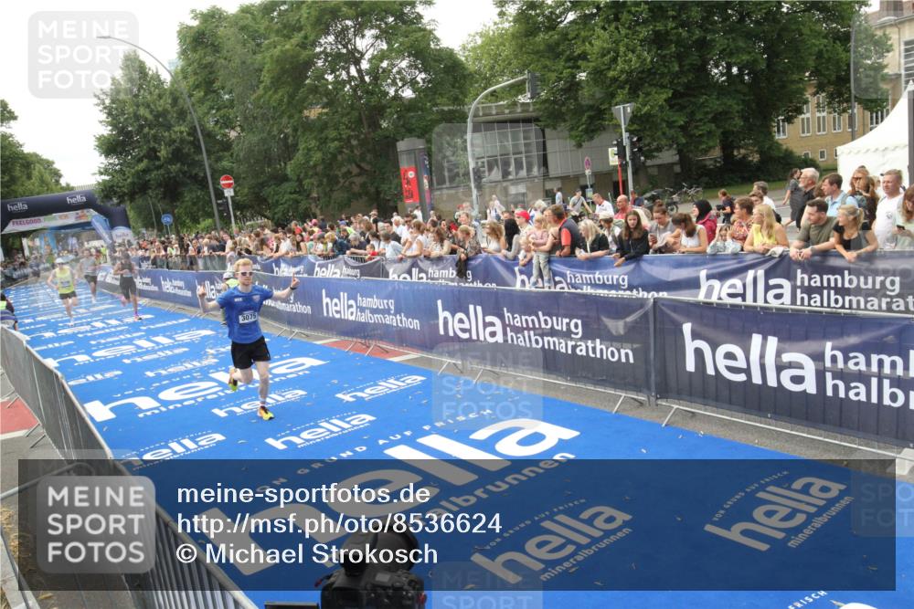 29.06.2025 - hella hamburg halbmarathon Michael Strokosch http://msf.ph/oto/8536624 29.06.2025 10:28:25 Ziel  meine-sportfotos.de