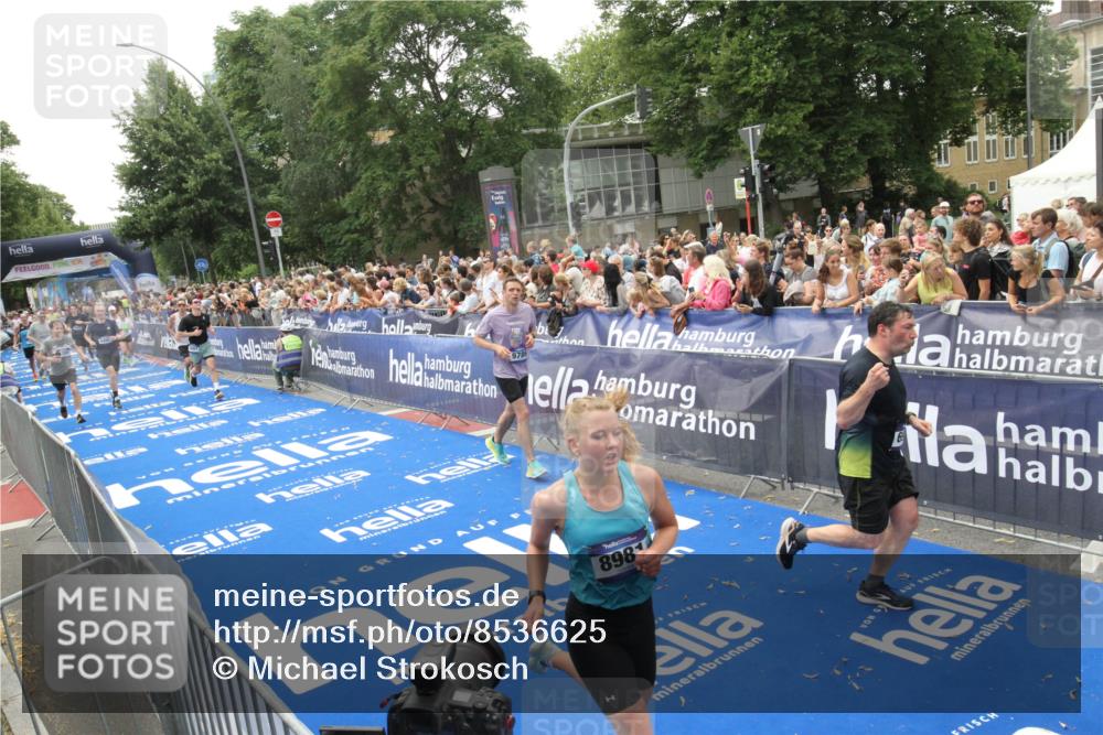 29.06.2025 - hella hamburg halbmarathon Michael Strokosch http://msf.ph/oto/8536625 29.06.2025 10:46:34 Ziel  meine-sportfotos.de