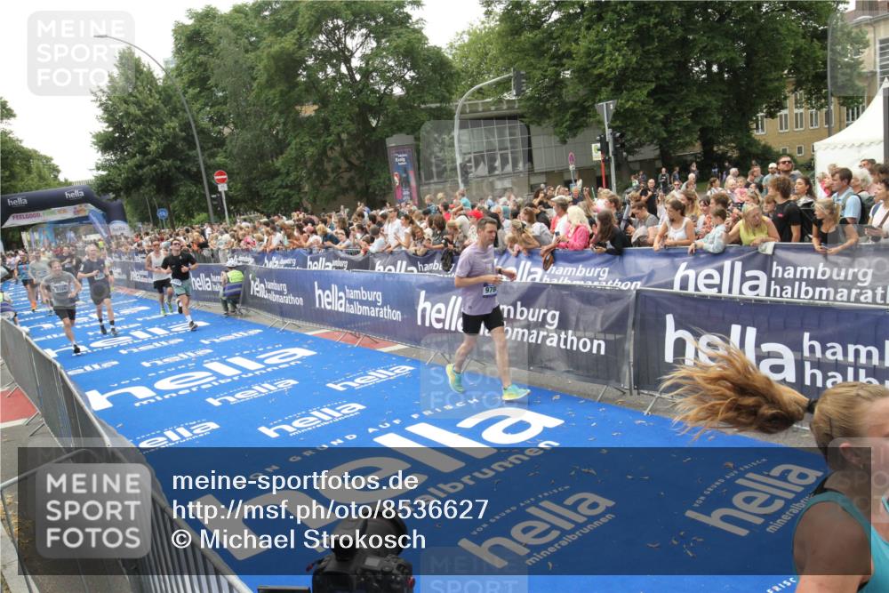 29.06.2025 - hella hamburg halbmarathon Michael Strokosch http://msf.ph/oto/8536627 29.06.2025 10:46:35 Ziel  meine-sportfotos.de