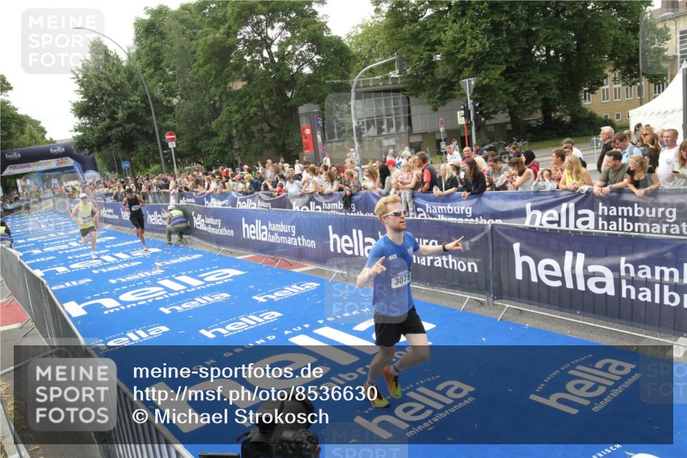29.06.2025 - hella hamburg halbmarathon Michael Strokosch http://msf.ph/oto/8536630 29.06.2025 10:28:26 Ziel  meine-sportfotos.de