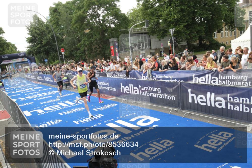 29.06.2025 - hella hamburg halbmarathon Michael Strokosch http://msf.ph/oto/8536634 29.06.2025 10:28:27 Ziel  meine-sportfotos.de